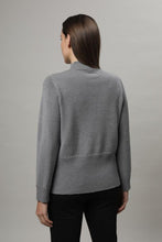 Laden Sie das Bild in den Galerie-Viewer, Gollehaug Pullover mit Kelchkragen und Knopfblende