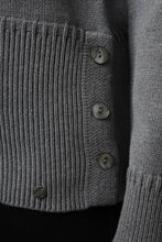 Laden Sie das Bild in den Galerie-Viewer, Gollehaug Pullover mit Kelchkragen und Knopfblende