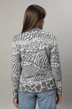 Laden Sie das Bild in den Galerie-Viewer, Gollehaug Pullover mit spitz zulaufendem Rollkragen und Jacquardmuster