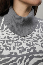 Laden Sie das Bild in den Galerie-Viewer, Gollehaug Pullover mit spitz zulaufendem Rollkragen und Jacquardmuster