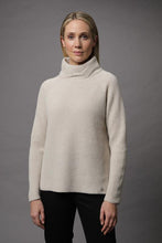 Laden Sie das Bild in den Galerie-Viewer, Gollehaug Pullover mit Stehkragen und Strukturmuster