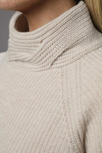 Laden Sie das Bild in den Galerie-Viewer, Gollehaug Pullover mit Stehkragen und Strukturmuster