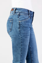 Laden Sie das Bild in den Galerie-Viewer, Blue Monkey Jeans Mandy