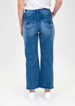 Laden Sie das Bild in den Galerie-Viewer, Blue Monkey Jeans Quinn