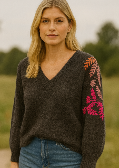 Strickpullover mit Blumenstickerei