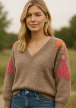 Laden Sie das Bild in den Galerie-Viewer, Strickpullover mit Blumenstickerei