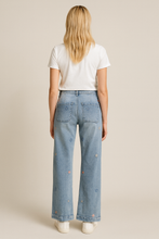 Laden Sie das Bild in den Galerie-Viewer, Zac &amp; Zoe Hose Flower Button Denim