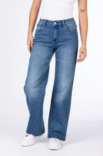 Laden Sie das Bild in den Galerie-Viewer, Blue Monkey Jeans Zoe
