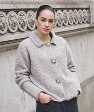 Laden Sie das Bild in den Galerie-Viewer, Esqualo Strickjacke mit Blumenknöpfen