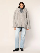 Laden Sie das Bild in den Galerie-Viewer, White Label Kunstfell Wende-Capejacke