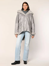 Laden Sie das Bild in den Galerie-Viewer, White Label Kunstfell Wende-Capejacke